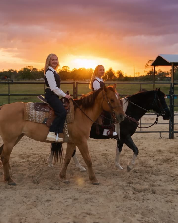 Duas amazonas montadas a cavalo na arena do Tex Brothers Ranch ao pôr do sol