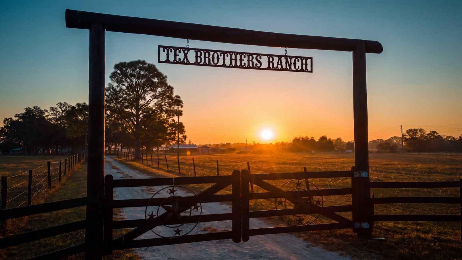 Porteira do Tex Brothers Ranch ao nascer do sol, com placa de ferro e estrela do Texas